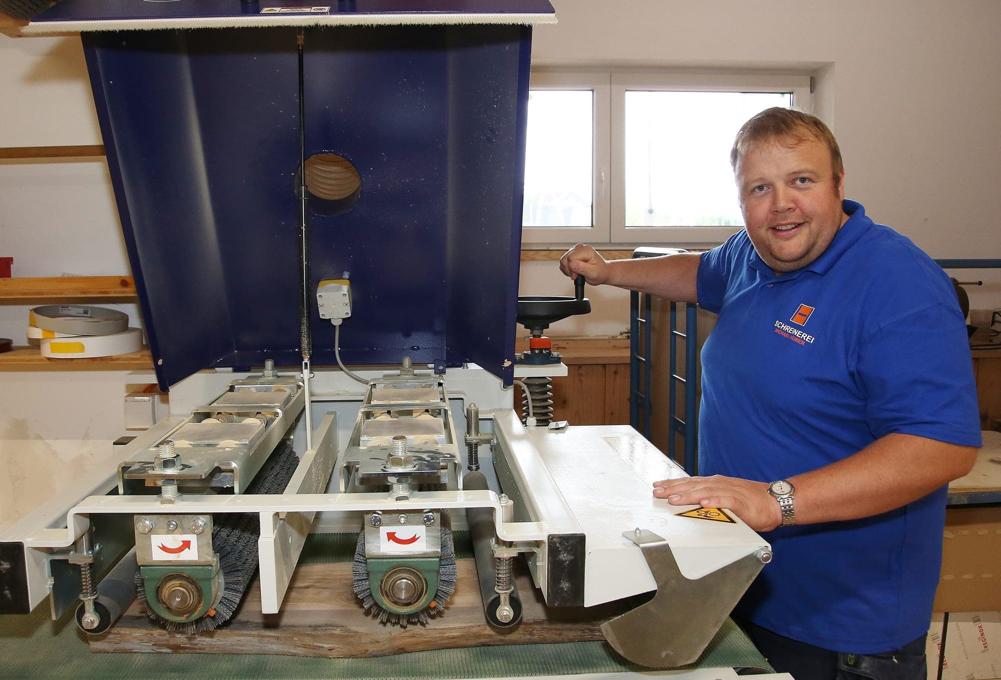 Ein Schreiner an der Hobelmaschine